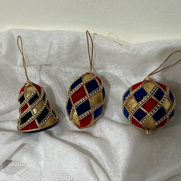 Velvet beaded Christmas Ornaments bell, round, oval shaped x 3 - Picture 1 of 5